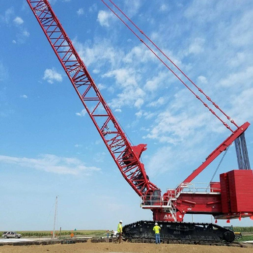 A lattice crawler crane with a lattice boom.